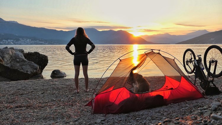 TentipiTents's tweet photo. “A woman alone? A recipe for #RAPE, unfortunately.” What?
@JennyTough #adventurer &amp; #worldtraveller, responds eloquently to author of this ignorant, mysogynistic comment (doesn’t even swear once). #strongwomen
Excellent article @CasquetteCC 
https://t.co/dWWaZPag5t https://t.co/lUai9ZqJD5