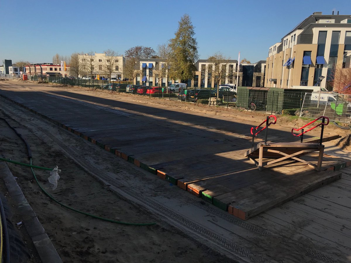 StationDZ's tweet photo. Voorbereidingen voor de bouw van het tweede inschuifdek. Dit is aan de Noordzijde van het station! ⁦@BAMInfra_nl⁩ ⁦@ProRail⁩ https://t.co/uRy22T1RE4