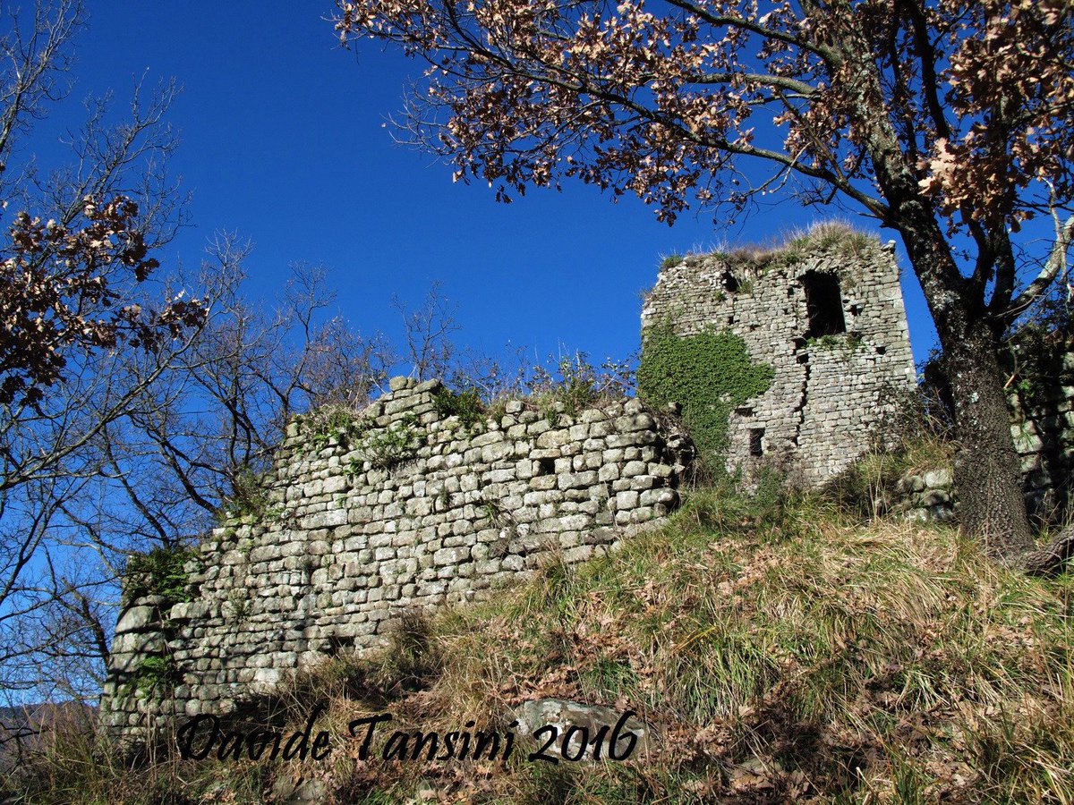 Il #CastelloDiGrondola sorge su un poggio che domina la valle del torrente #Verde, poco distante dall’antica #strada che collega #Pontremoli a Borgo Val di #Taro valicando il passo del Brattello. … [→]