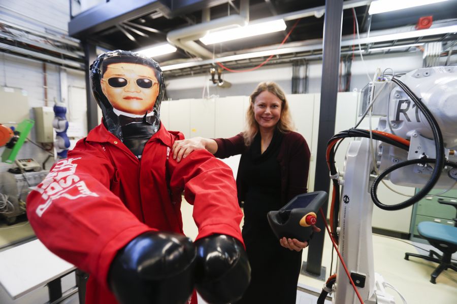 minnapuntila's tweet photo. Hervannan kampus @TampereUni avaa robotiikkalabran ovet torstaina 22.11. Paikalla robotteja ja tutkijoita sekä kuvan paininukke, joka on tottunut ottamaan iskuja roboteilta. Tervetuloa kaikki! @MinnaLanz @ropoottimiaes https://t.co/fvEfHFk8DN https://t.co/wK33yDAunf