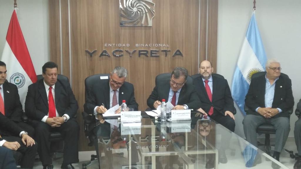 MDI_Paraguay's tweet photo. [AHORA]📝 Firman acuerdo entre Ministerio del Interior y Yacyretá, para adquisición de patrulleras y equipos de seguridad🚓
#40🚓 y 200🏍 para los #Lince https://t.co/2M93bWSEmh