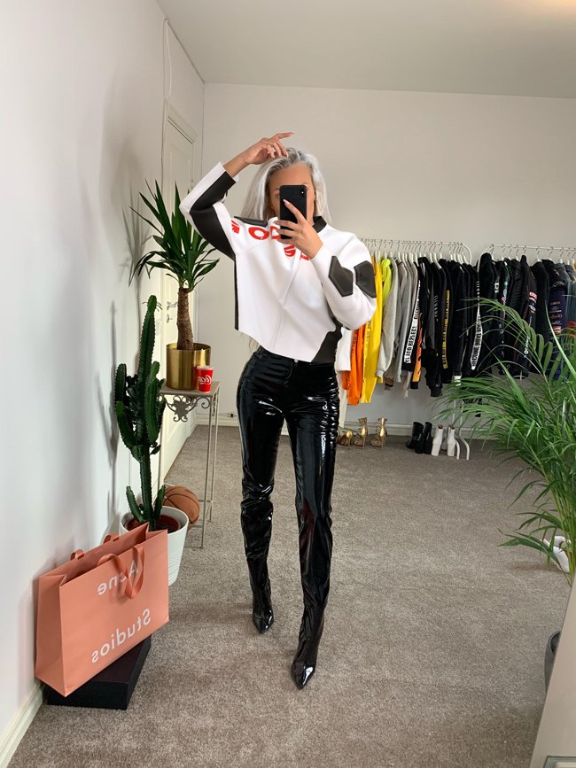 Norwegian <a href="/carlingscom/">Carlings AS</a> has launched a fully digital collection - buy "VR clothes" for the purpose of posting photo's of wearing cool clothes. Picture this: Influencers can share outfits they haven't actually tried on... #FutureofSustainableFasion ? bit.ly/2QX4kiN