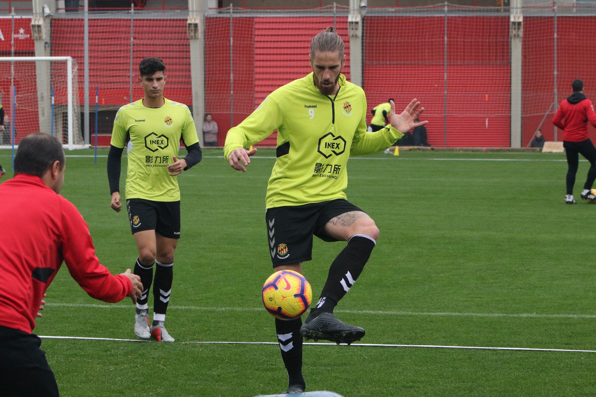 RAlbentosa's tweet photo. 🧦 Haz de tus calcetines parte de tu identidad 🧦 Ready for training with @tapedesignuk 👊🏼💥

👉🏼 ¡Vamos a por una nueva semana @NASTICTARRAGONA! 💪🏼❤ #TapeDesignSocks https://t.co/v8dHQohjrn