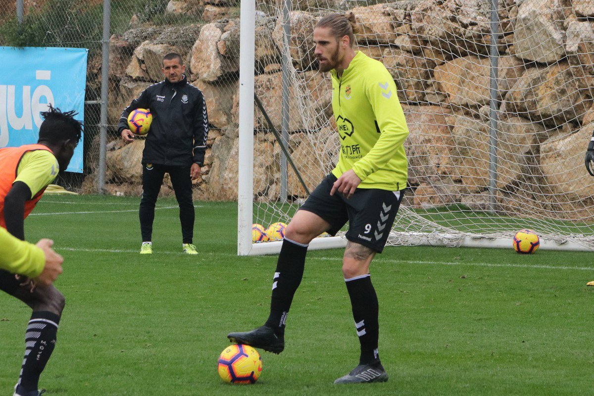 RAlbentosa's tweet photo. 🧦 Haz de tus calcetines parte de tu identidad 🧦 Ready for training with @tapedesignuk 👊🏼💥

👉🏼 ¡Vamos a por una nueva semana @NASTICTARRAGONA! 💪🏼❤ #TapeDesignSocks https://t.co/v8dHQohjrn