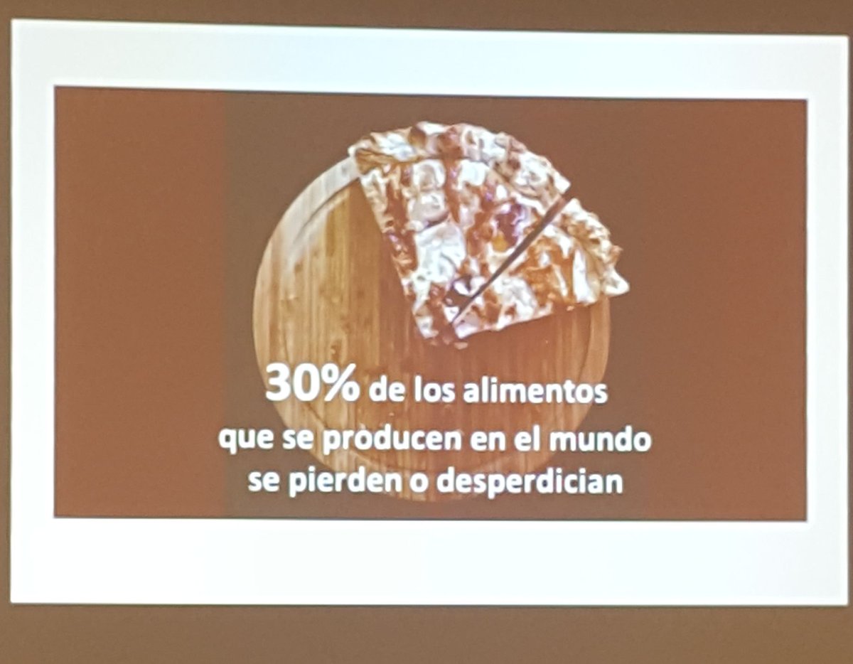 DHARMaLabIA's tweet photo. Lic. Natalia Basso @bassonaty, del Min. Agroindustria @AgroindustriaAR, nos introduce la problemática de desperdicios de alimentos #ValoremosLosAlimentos #code4food #GoodTechIBM https://t.co/qDAxL4Hljv