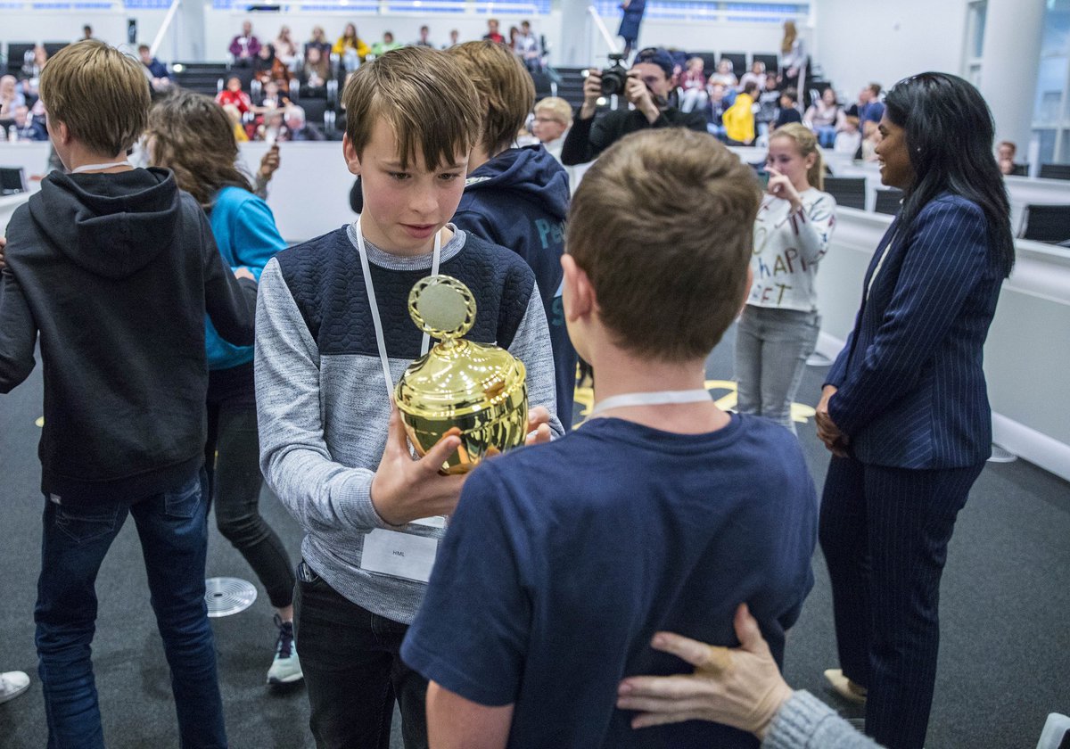 Newsroom070's tweet photo. 🏆Haags Montessori Lyceum wint  kinderrechtendebat! Gefeliciteerd 🎊@KParbhudayal: 'Ik zie hier de toekomstige gemeenteraad zitten.' 👉https://t.co/9yo1YyQjzg https://t.co/Zaie9kyoFN