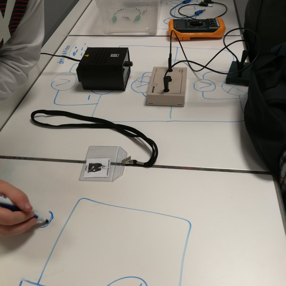 audreybvt12's tweet photo. On écrit sur les tables... #travailengroupe #electricite https://t.co/MVlSOyHMm1