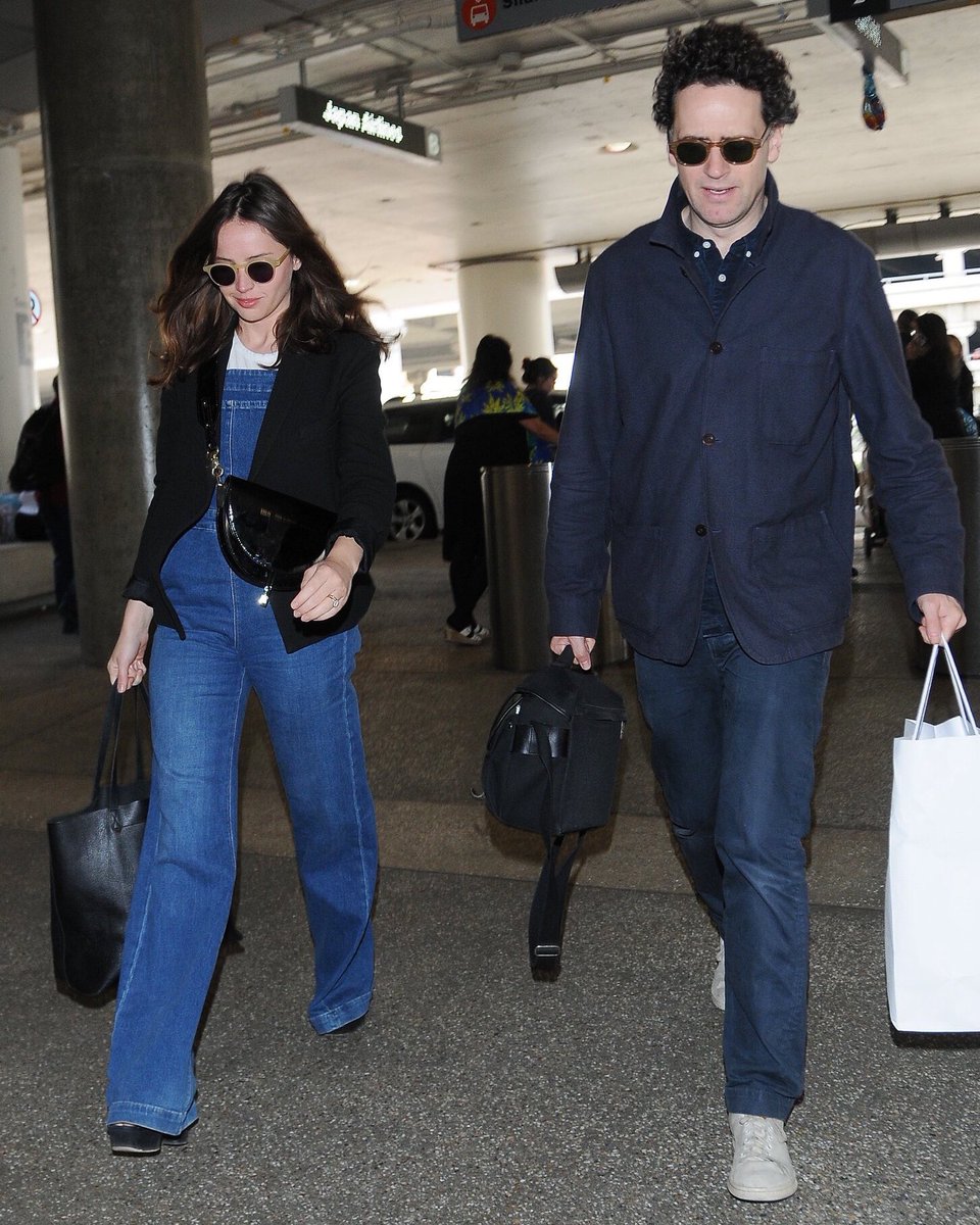 badpostfelicity's tweet photo. felicity and charles guard, yesterday, at LAX airport. https://t.co/wJHN5J0jnP