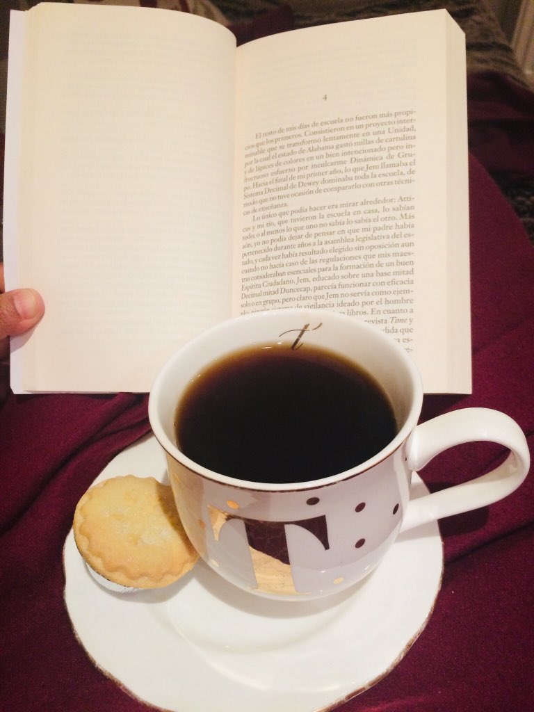 glorybelula's tweet photo. Y así es como aprovecho un día lluvioso con 3 grados a las 6 pm en completa oscuridad. 🍂❄️☔️🤓 #readingforpleasure #rainandsnow #Londoneando https://t.co/ksw2IZf8Tz