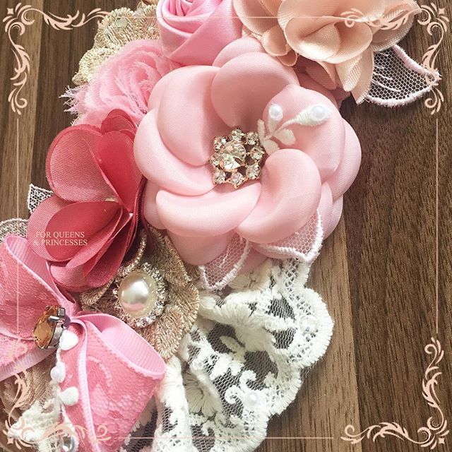 fqap13's tweet photo. Amo los detalles 💖 mis coronas reflejan un poco mi personalidad ✨💫
#FQAP #diseño #coronas #glam #chic #handmade https://t.co/8x2Mlyv7DU