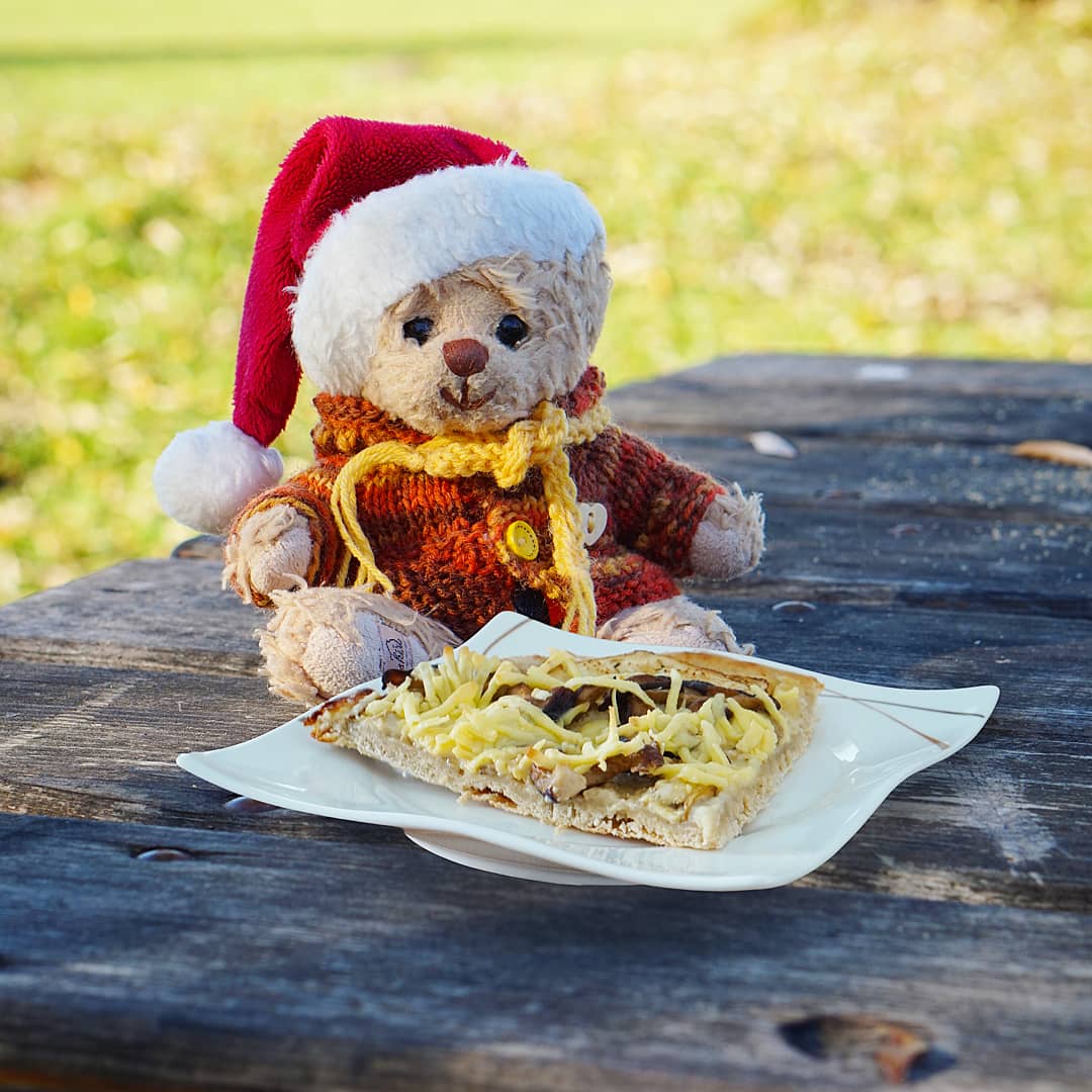 bubithebear's tweet photo. It's #vegan #pizza time π π. Come and join me π
.
#veganpizza #veganpizzagram #bubithebear
#foodphotos #foodstyling #foodpics #animalcrueltyfree https://t.co/EEU087IW47