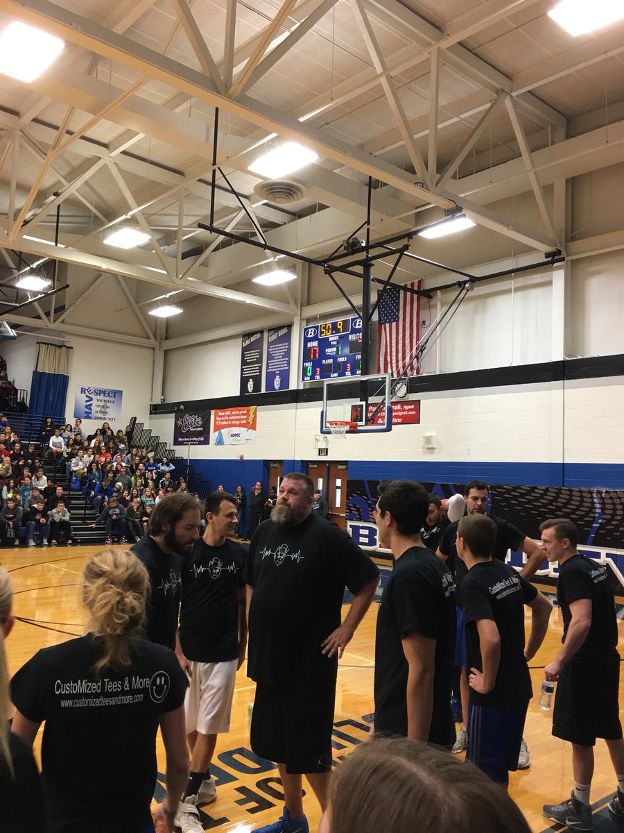 TheDevilier's tweet photo. At the end of the first quarter, teachers are leading the students 17-7 in the annual Link For Others fundraiser pep rally! All funds will go to families in need this holiday season! #LFO @LinkCrewBHSOhio https://t.co/aZtMx1f09l