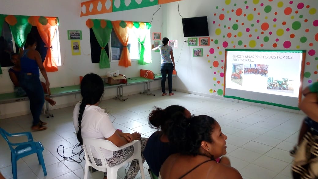 DianaPelaezP's tweet photo. Los padres participaron y observaron los procesos de producción artística de los niños. Sin duda un #TiempoFeliz para la familia. #FestiArte2018 https://t.co/MrtlS3aIFb
