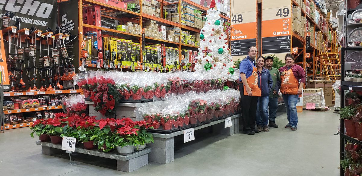 pauld_PBF's tweet photo. Great job team Acworth #156 (Rosa, Pedro, Angel and Richard).. Poinsettia Black Friday Ready!!!
@PBFmedia @freddyplants @JohnTuten2 @anavarro52069 @TTChapman13 #Poinsettias #HolidayDisplay #BFReady https://t.co/iFRpXMjej8