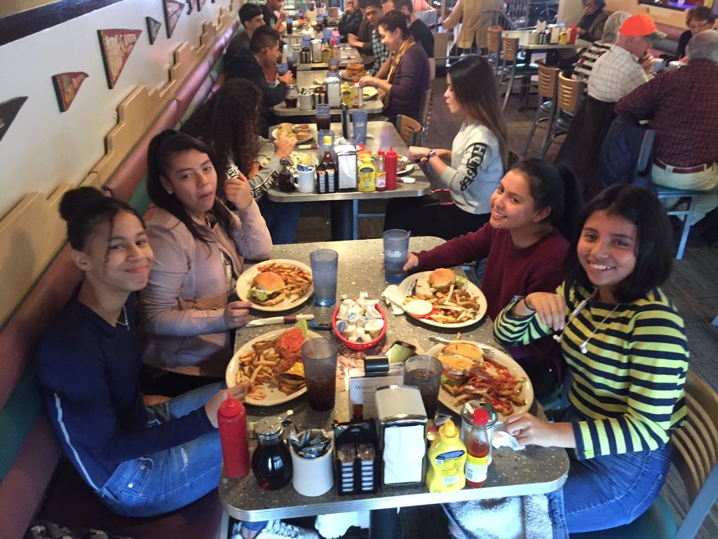 LCB_ESL's tweet photo. @LCBGooooal How do you want your burger cooked? What kind of cheese? Bread toasted? Level 1 students are prepared for all the questions! @RiverCityDiner @lcbirdprincipal #oneCCPS https://t.co/dCxa1fNiEt
