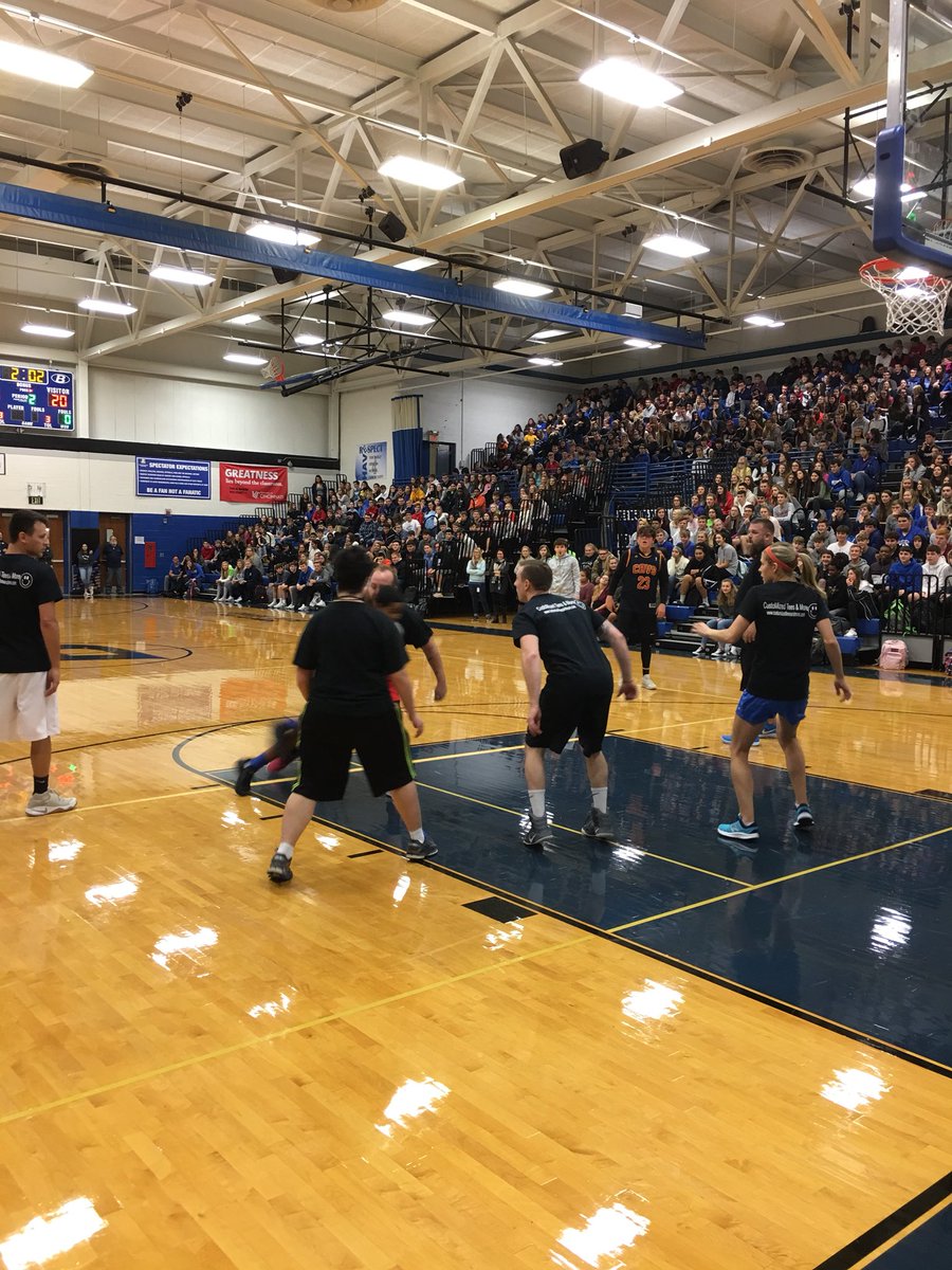 At halftime, teachers are leading the students 34 to 20! Link has raised $1,930 for local families for Link’s LFO christmas drive! #LFO <a href="/LinkCrewBHSOhio/">Link Crew BHS 2019-2020</a>
