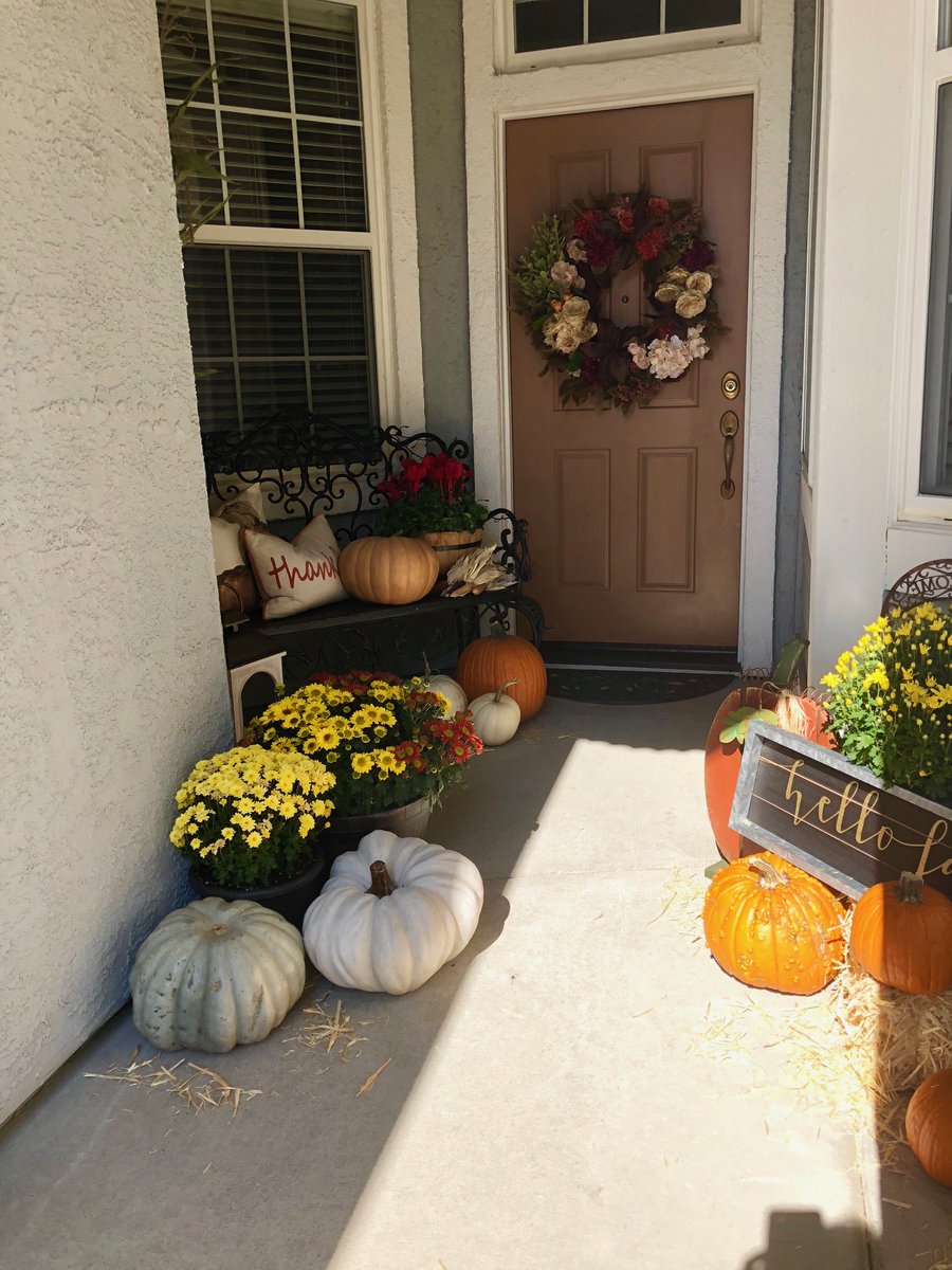 HeidyHurst's tweet photo. How long do you keep your pumpkins? Mine are still going strong lol 😄

#thehurstteam #pumpkins #fall #holidays #decorations #realestate #questionoftheday https://t.co/rfzHno66jj