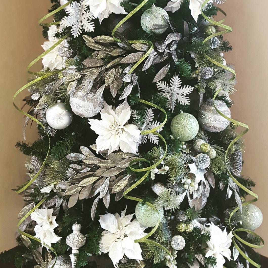 TJsDesignsEvent's tweet photo. It's beginning to look a lot like a dashing #Christmas in our office building! #TJsFancies #TJsDAEvents #TeamTJs #Orlando #OrlandoFL #OrlandoFlorida #OrlandoCity #CentralFlorida #AltamonteSprings #CranesRoostPark #UptownAltamonte #EventPlanner #PartyPlanner #Holidays #Holiday https://t.co/F0kxJVb8T4
