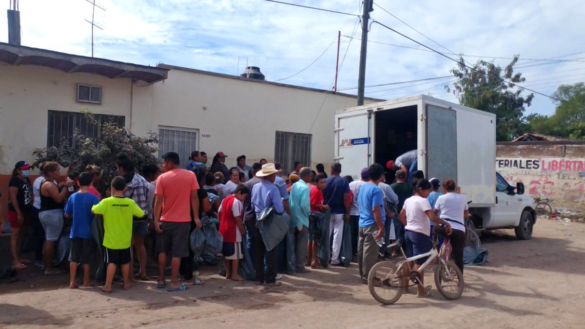SecEducacionJal's tweet photo. En apoyo a los damnificados por #Willa en Nayarit, hay un centro de acopio en las oficinas de Educación Básica en Av. Central. 
Quien guste ayudar puede hacerlo con: 
•Alimentos enlatados
•Cloro 
•Arroz, frijol, azúcar, sal o soya
•Productos de aseo personal https://t.co/kPy9cjs0gd
