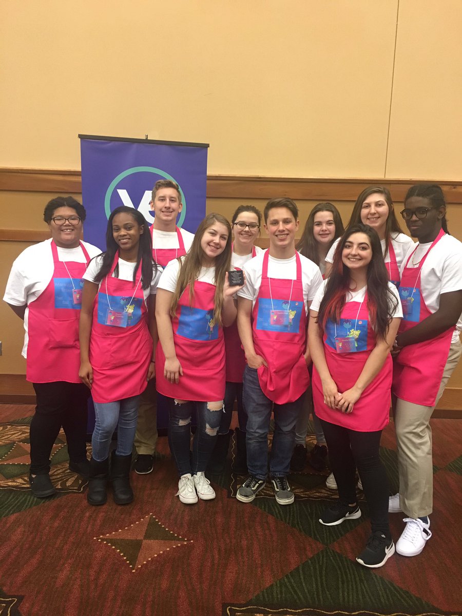 BechtolBrenda's tweet photo. Had a poppin’ good time selling cake pops at the Southern Region Trade Show! Took home 3rd place for best booth! #VEInternational https://t.co/jsUXNwJuhr
