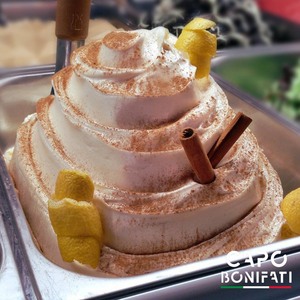 CapoBonifati's tweet photo. El azúcar y la canela...¡hacen que la vida sea más buena!😜 Y sino que nos lo digan a nosotros con nuestro helado de #LecheMerengada🤩
Un postre típico hecho helado que podrás disfrutar en el #auténticoconceptoitaliano🇮🇹😍🍦 #CapoBonifati https://t.co/HfqhAcGH0c