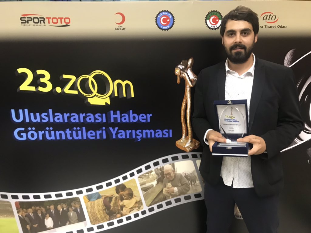 Burak Emek على تويتر: &quot;6 ülkeden 114 görüntü kapsamında düzenlenen 23. Zoom Uluslararası Haber Görüntüleri Yarışmasın da “Cinayet Zanlısı Katil” ile yaptığım röportajda aldığım 1. Ödülünü ilk kez Diyarbakır&#39;a götürmek nasip oldu.…