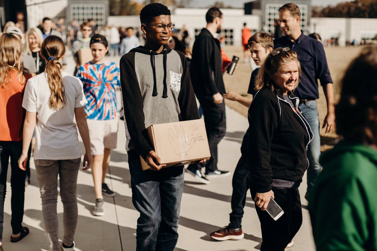 JeffHenderson's tweet photo. Proud of the #Gwinnett Church middle school students who brought 150 meal boxes Sunday for @NorthGwntCoOp. #nextgenwin #forgwinnett https://t.co/yUSkVsOtFC