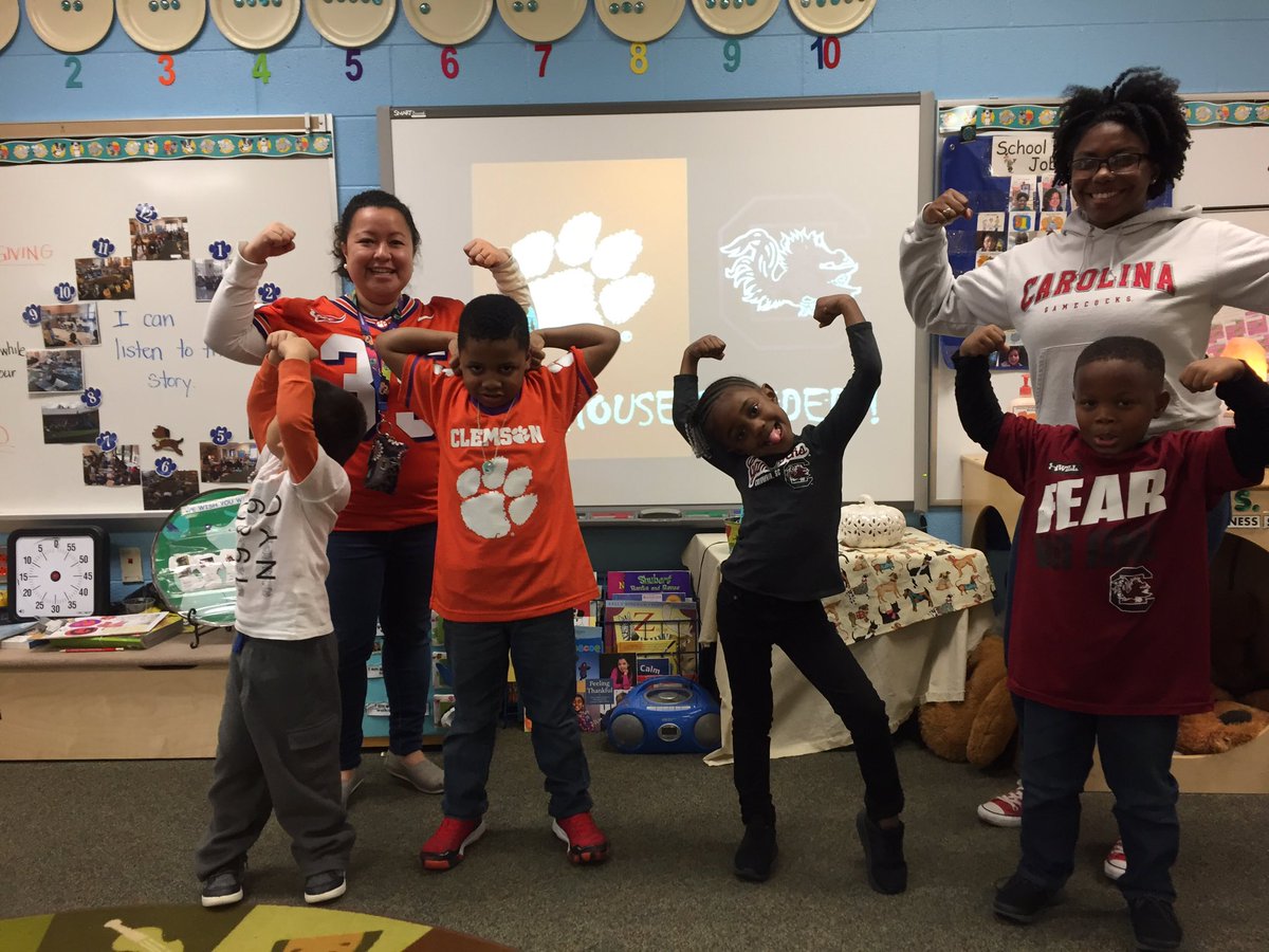 flo_fjackson's tweet photo. Palmetto Classic Spirit Day @PRE_Explorers @RichlandTwo @R2CFCD #clemsonVSusc #housedivided https://t.co/ihP0Hzmnsx