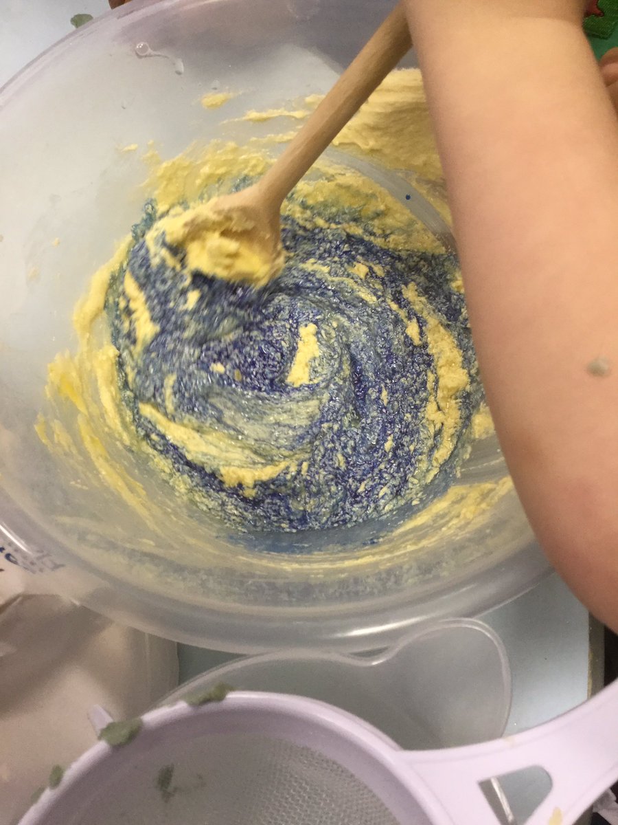 STBPrm's tweet photo. Nursery are celebrating blue day by baking blue cupcakes. #GoBlueCardiff https://t.co/r82YsJIDBE