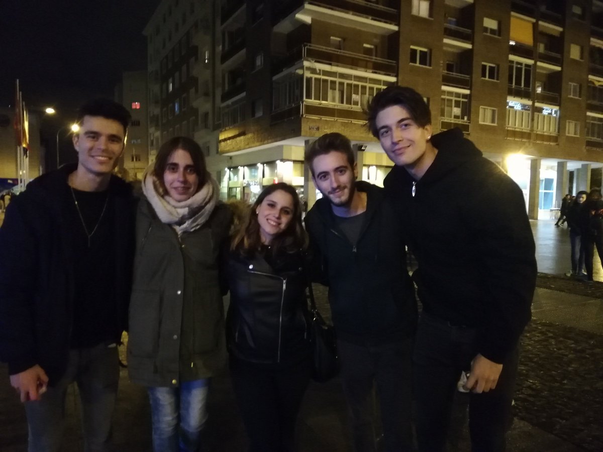 samantargbs's tweet photo. Imaginaros.. Vais tan tranquilos por la calle y de repente conoces a una de las bandas que sigues desde hace tiempo... @MayBeMusica  Chicos, ha sido un gran placer para mí y mi amiga @Luci_Fdez_ conoceros, gracias. @Dany__MayBe @Alex__MayBe @Alvaro__MayBe @Juanmi__MayBe https://t.co/v6TFPjh8WI