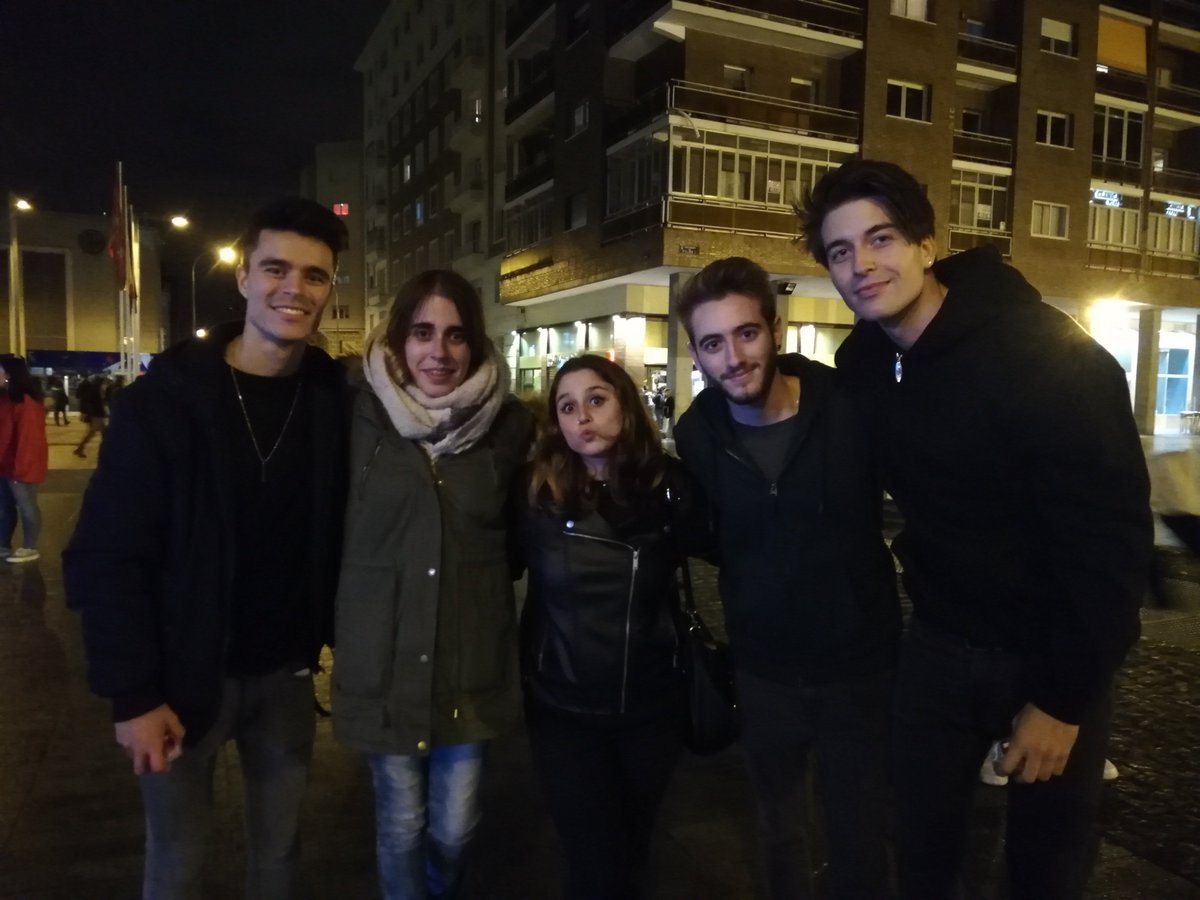 samantargbs's tweet photo. Imaginaros.. Vais tan tranquilos por la calle y de repente conoces a una de las bandas que sigues desde hace tiempo... @MayBeMusica  Chicos, ha sido un gran placer para mí y mi amiga @Luci_Fdez_ conoceros, gracias. @Dany__MayBe @Alex__MayBe @Alvaro__MayBe @Juanmi__MayBe https://t.co/v6TFPjh8WI