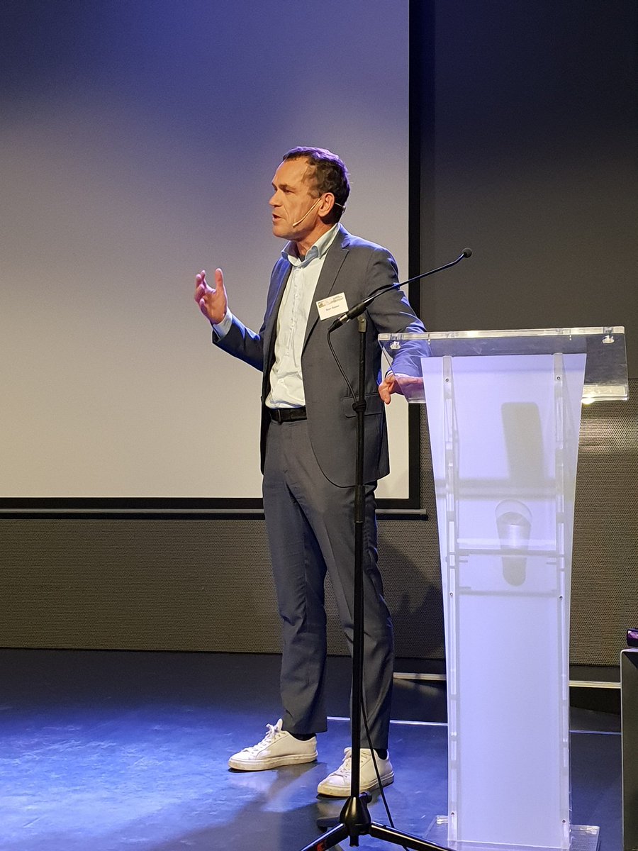 Vierde keynote was van psychiater Bram Bakker...'Ben je fit for the job?'... over burn-out, tijd blijven pakken om iets leuks voor jezelf te doen en "mindfulness voor middelbare mannen: vissen". 😊
#Duurzameinzetbaarheid <a href="/ministerieJenV/">Ministerie van Justitie en Veiligheid</a> <a href="/CAOParbeid/">CAOP arbeidszaken</a> <a href="/KenniscentrumDI/">Kenniscentrum Duurzame Inzetbaarheid</a> @ahdelange
