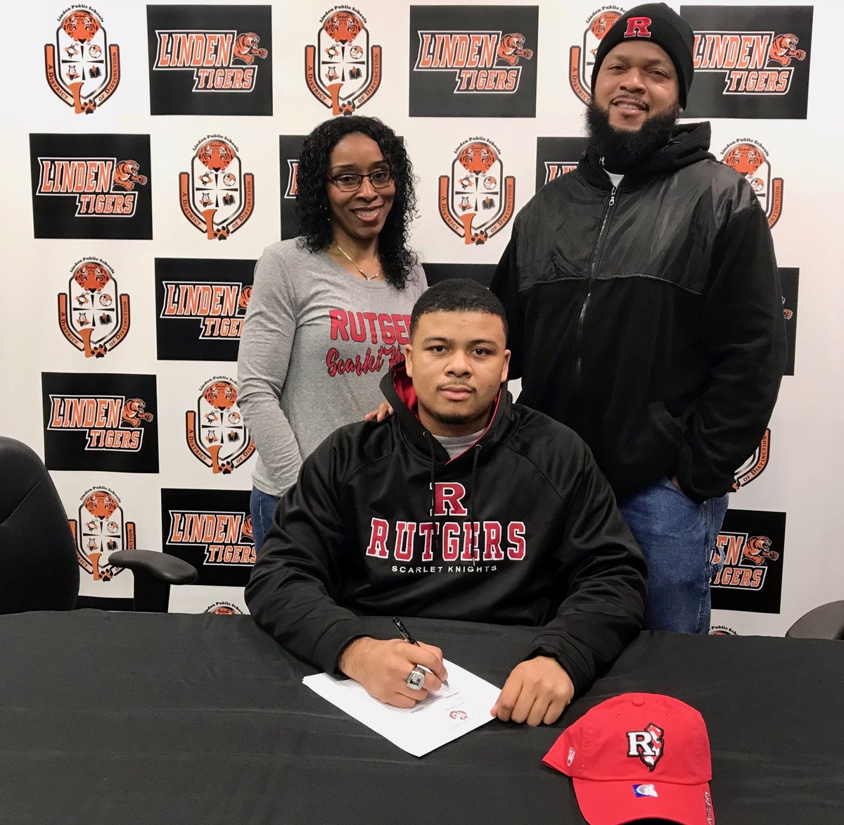 LindenXctf's tweet photo. Huge Congratulations to Kyle Lipscomb for signing his Division 1 National letter of intent to compete in track and field at @RutgersMensTFXC University! The best is yet to come for this young man! #Linden#signingday#D1#RutgersUniversity
@LindenSchoolsNJ  @lpstigersports  @LHS_NJ https://t.co/mwjcjjT8ch