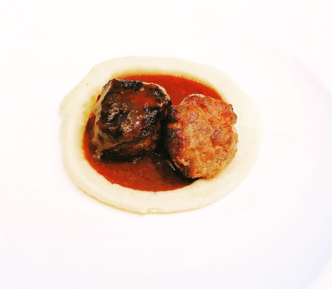 Ywine8181's tweet photo. 山梨県のブランド肉と熟成された希少な古酒の会を開催しました♪
なかなかお目にかかれないワイン6種🍷とのマリアージュ♡
皆さまとても楽しんでいただけました✨次回は12月15日に山梨のロゼワイン会！クリスマス前なので特別な6種類をご用意してます✨是非お問い合わせくださいませ♡ https://t.co/qt60rwOes6