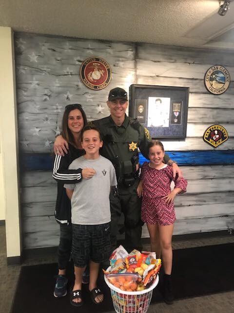 OCSDSanClemente's tweet photo. We were visited by the Law Family, and are grateful for all of the goodies and good times they brought with them! Thank you so much for your support and a little extra to be thankful for. TurkeyDay2018
#ThankYouForLettingUsBeYourDeputies #TurkeyTime #GratefulAndThankful #LoveSC https://t.co/h3xXoW4uIK