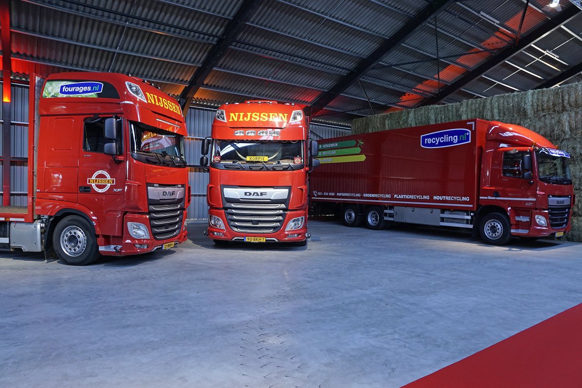 Truckland's tweet photo. Truckland vernieuwt 7 DAF XF 530 6x2 bakwagens bij Nijssen in Nieuw-Vennep!
@DAFTrucksNV #Nijssen #Fourage #BrandjesRecycling
https://t.co/j7TJXW0j0l https://t.co/KZggHVzFpo