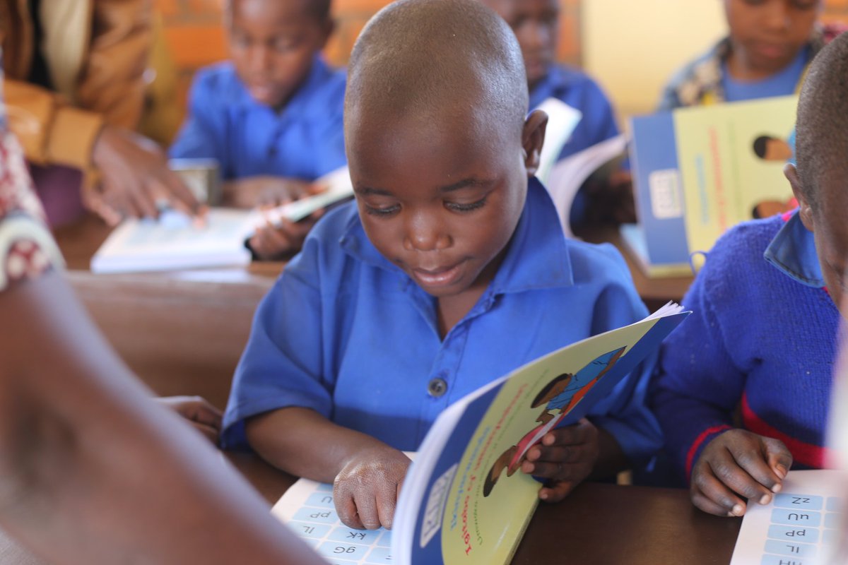 SomaUmenyeRw's tweet image. Schools participating in @SomaUmenyeRW #TrainingModules are seeing teachers adopting helpful innovations to connect their students with the written word. @SomaUmenyeRW, a #USAIDRwanda partnership initiative w/ @REBRwanda, is helping teachers to improve #EarlyGradeReading outcomes