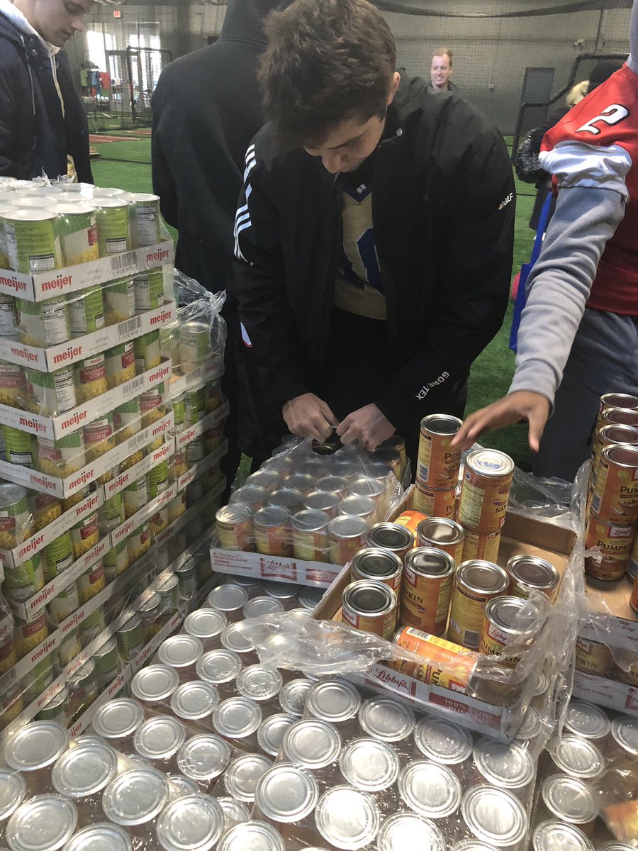 DCCfootball's tweet image. At Legacy Center helping pass out thanksgiving meals to those in need! Thanks to our seniors who volunteered! #1STRONG