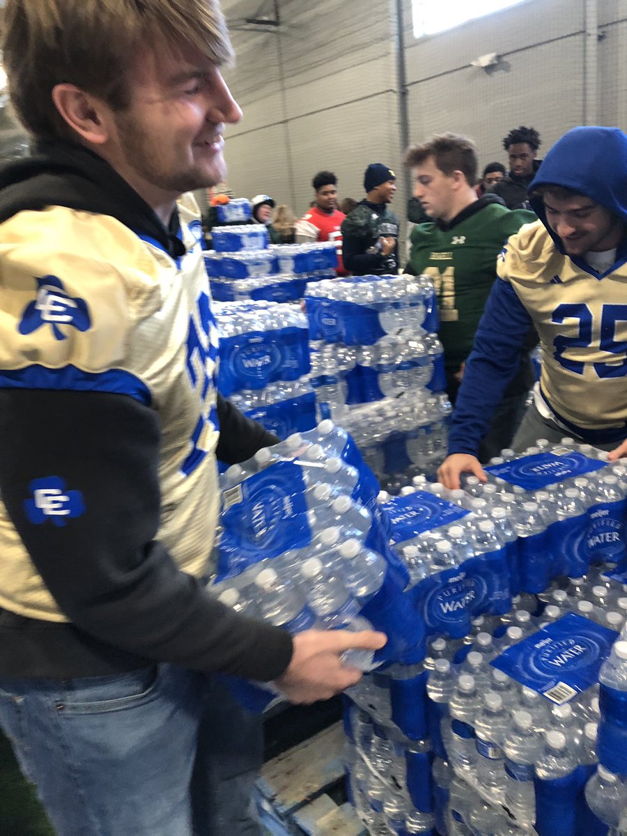 DCCfootball's tweet image. At Legacy Center helping pass out thanksgiving meals to those in need! Thanks to our seniors who volunteered! #1STRONG