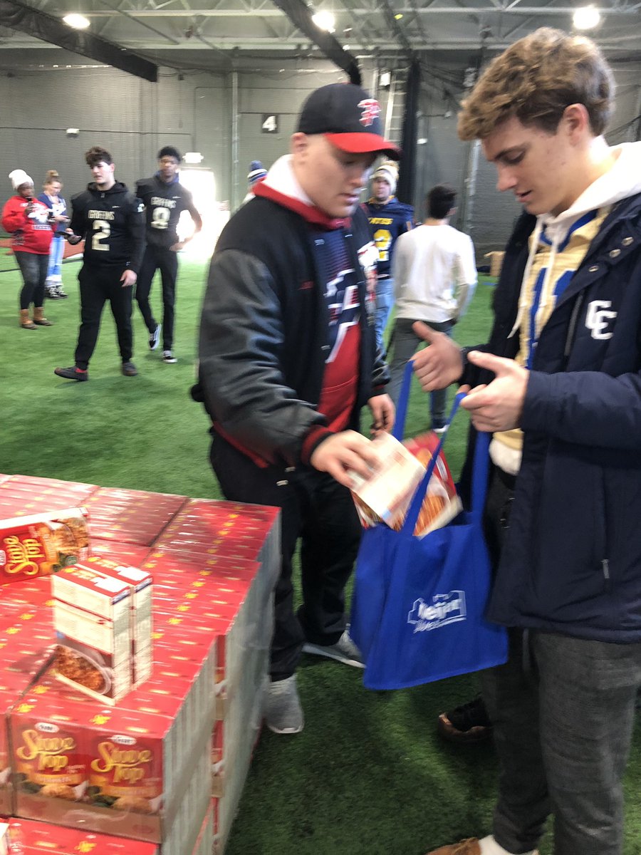 DCCfootball's tweet image. At Legacy Center helping pass out thanksgiving meals to those in need! Thanks to our seniors who volunteered! #1STRONG