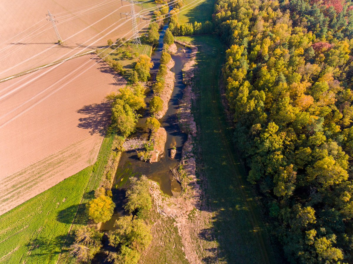 TenneT_Germany's tweet photo. Die Tage werden kürzer&trüber, da posten wir gerne zwei goldene Oktoberbilder, die den Baufortschritt der ersten hybriden #Statcom Anlage Deutschlands im #Umspannwerk #Borken & die Ausgleichsmaßnahme der #Schwalm zeigen. Im April 2018 sah es dort so aus: https://t.co/hUmOTtrust https://t.co/TxcHr251pp