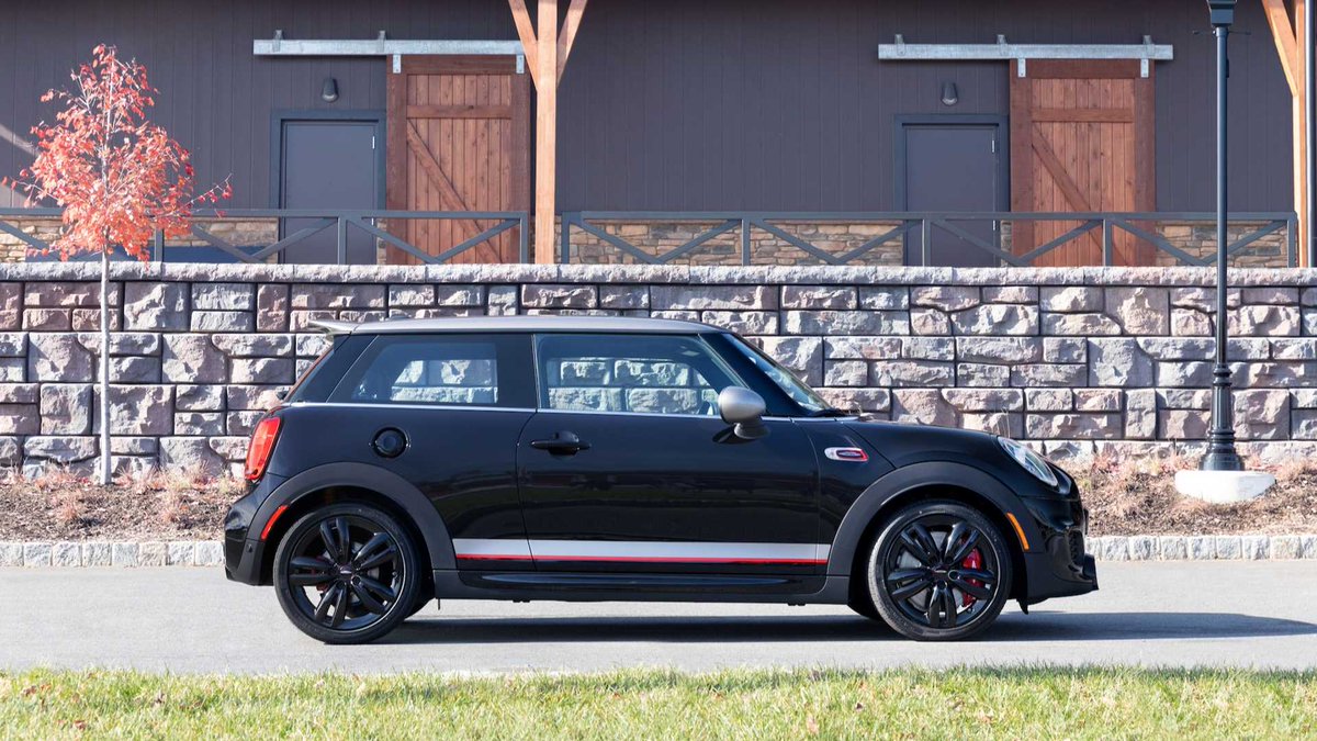 Motor1espana's tweet photo. #MINIJohnCooper Works Knights Edition: anticipo del GP https://t.co/6JC0IaG5VB
#MINI #coches #novedades @MINI https://t.co/4O8Jabgwio