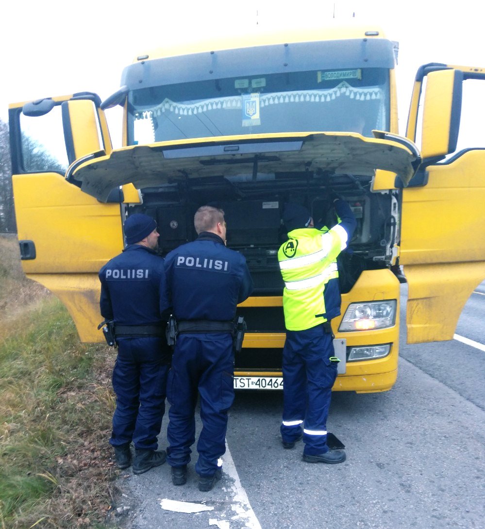 poliisiLU's tweet photo. Eilen tehtiin Tullin kanssa mm. polttoainevalvontaa Vihdissä. Yksi kuljettaja jäi kiinni löpöllä ajelusta. Tänään matkassa mukana katsastusmies ja tarkemmassa syynissä raskaan kaluston manipulaatiot. -Tc- #lupoliisi #poliisi #Tulli #laillisestiliikenteessä https://t.co/0cA0WqZGtB