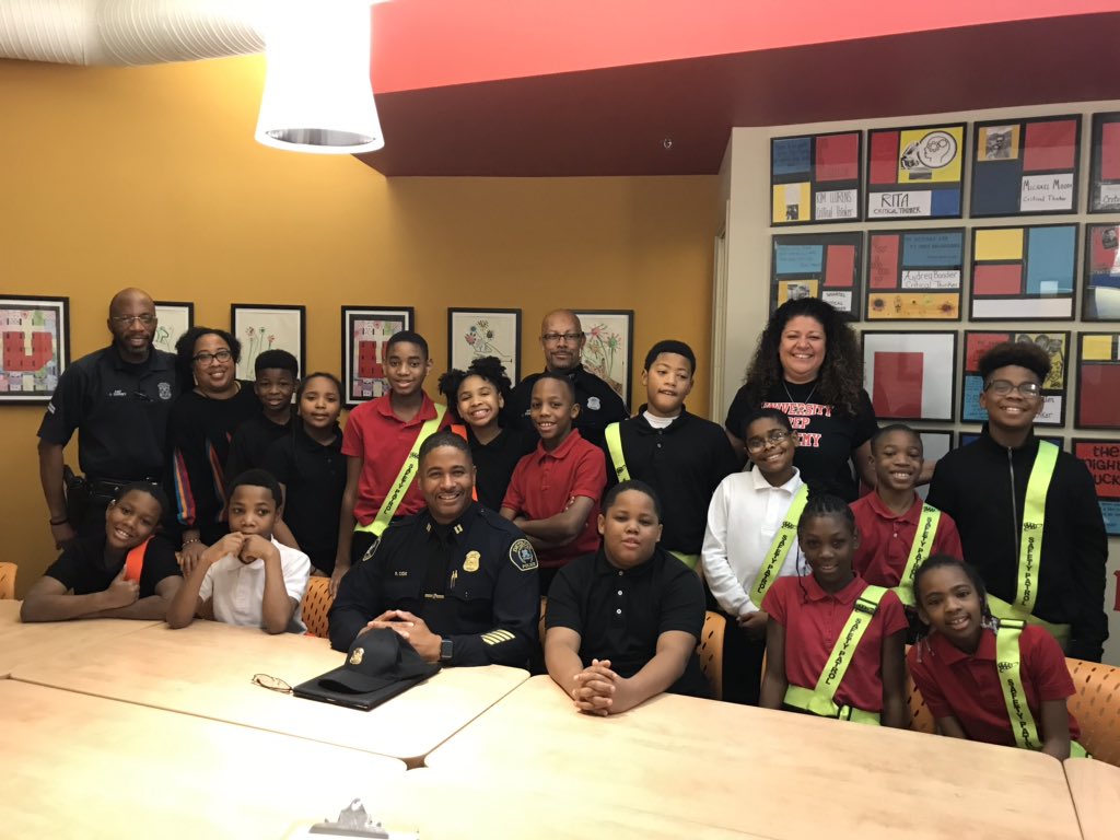 markmurray435's tweet photo. @markmurray435 Safety Squad had Cereal with the Captain of the Detroit Police Department, Captain Cox, Office Dorsey and Officer Pinchum. #detroitpolicedepartment #cerealwiththecaptain #dpd @UPrepSchools https://t.co/lfnW5UU39U