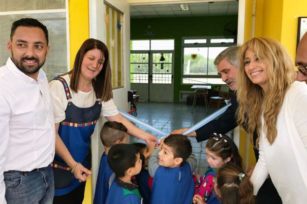 FODEMEEP's tweet photo. #ProgramaAurora
Grahovac visitó el pasado viernes el Jardín “Cnel Olmedo” (Las Toscas) e inauguró 1 sala de 3, 4 y 5 años; hall central y cerco perimetral. También fue a Cruz de Caña (La Paz ) a inaugurar 1 sala en Jardín M. Moreno y en Villa Dolores inauguró 2 aulas en IPET 260. https://t.co/012GPEjvzF