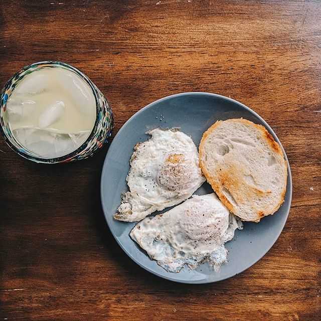 geeko_friendly's tweet image. Actually had time to make myself breakfast this morning 😍 I tend to just drink shakes for breakfast most days on the go so having time to cook something is a treat. Even then, I still keep it simple. 2 soft friend eggs with pepper, a small piece of s… ift.tt/2FJV8gP