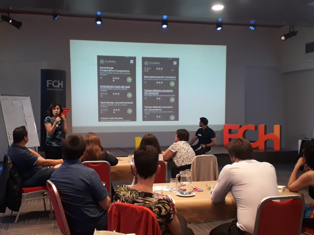 fundacionchile's tweet photo. Cecilia Sotomayor, del Colegio La Girouette, destaca la plataforma de prácticas educativas efectivas de @summa_edu en encuentro #ABPenChile. https://t.co/s3EroJwLZQ