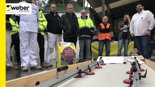 SGweberES's tweet photo. Estar a la vanguardia en el ámbito de la #colocación #cerámica con @Proalso @ClubRubi y @RocaSanitario. Hoy personal interno de @SGweberES, reciben formación sobre colocación cerámica de piezas de gran formato, siempre con webercol flex³ supergel 👉 info  https://t.co/PTnNuOwfNj https://t.co/k0fMac8Qrn
