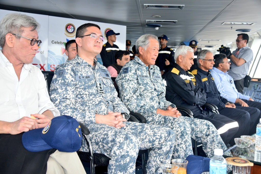 indiannavy's tweet photo. Dr @Ng_Eng_Hen Defence Minister of the Republic of Singapore closely observed the two navies in action at sea during the ongoing 25th Edition of Singapore India Maritime Bilateral Exercise #SIMBEX2018 in the Bay of Bengal @SpokespersonMoD @nsitharaman @DefenceMinIndia @defencesg https://t.co/ZBAceOQnmG