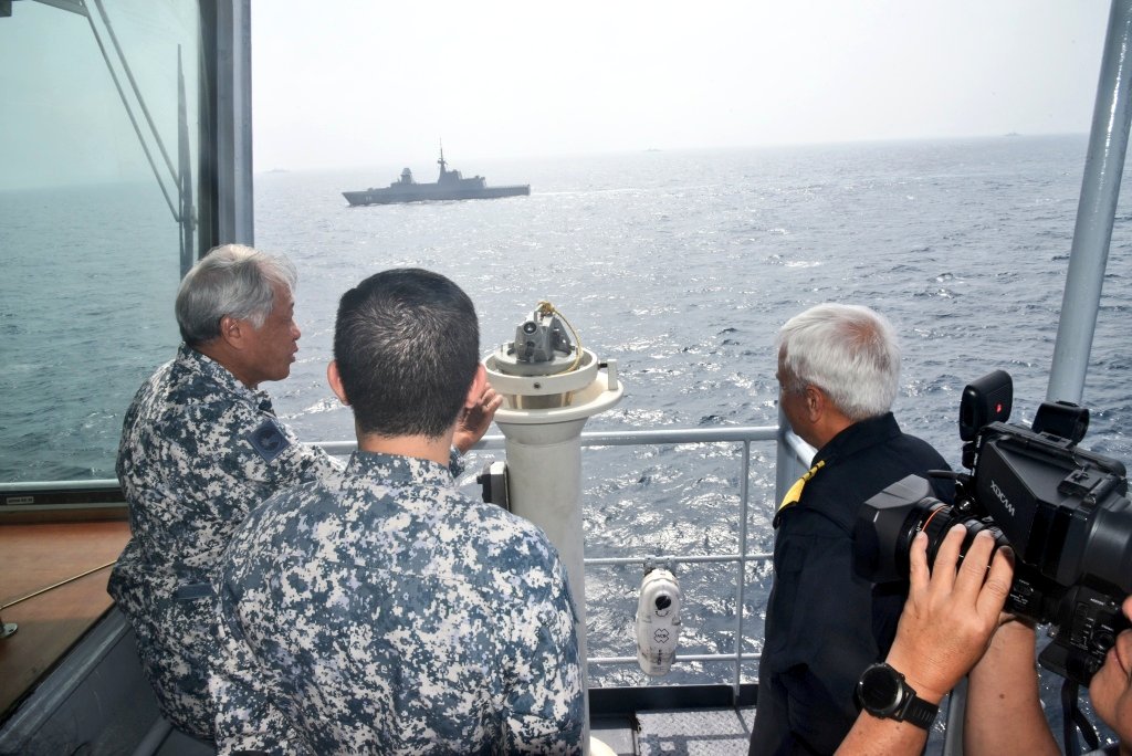 indiannavy's tweet photo. Dr @Ng_Eng_Hen Defence Minister of the Republic of Singapore closely observed the two navies in action at sea during the ongoing 25th Edition of Singapore India Maritime Bilateral Exercise #SIMBEX2018 in the Bay of Bengal @SpokespersonMoD @nsitharaman @DefenceMinIndia @defencesg https://t.co/ZBAceOQnmG